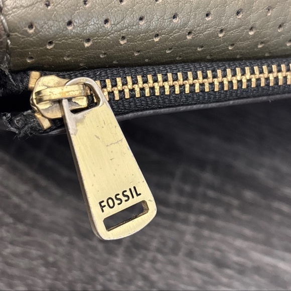 FOSSIL PRESTON PERFORATED PEBBLE LEATHER WRISTLET WALLET‎ OLIVE GREEN/BLACK 6”L - Picture 9 of 16